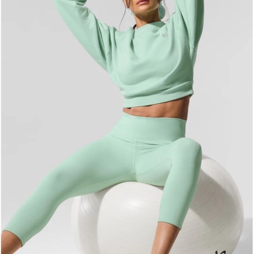 Alo yoga cropped accolade crew neck L in spearmint